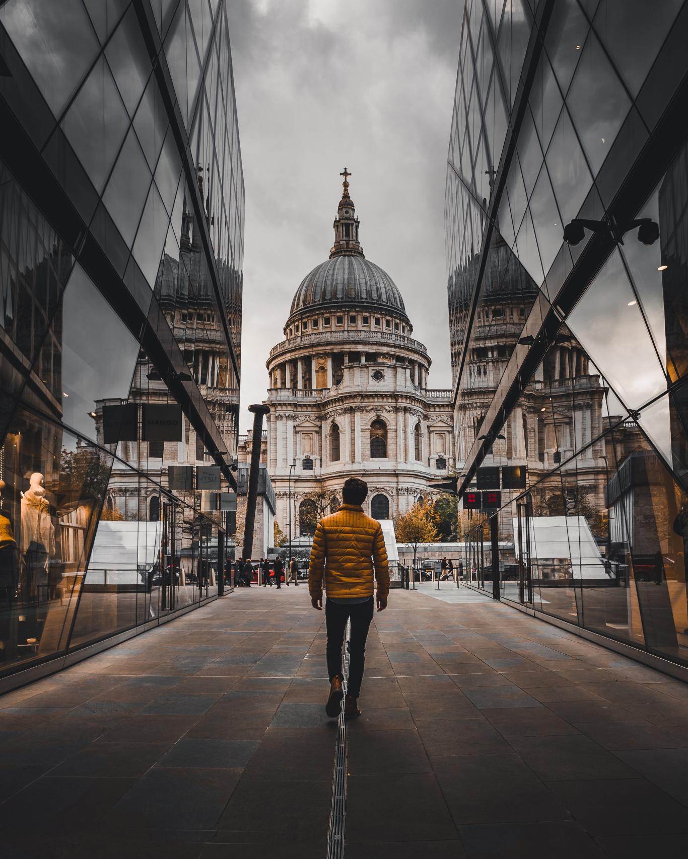 photography_class_man_walk_in_downtown